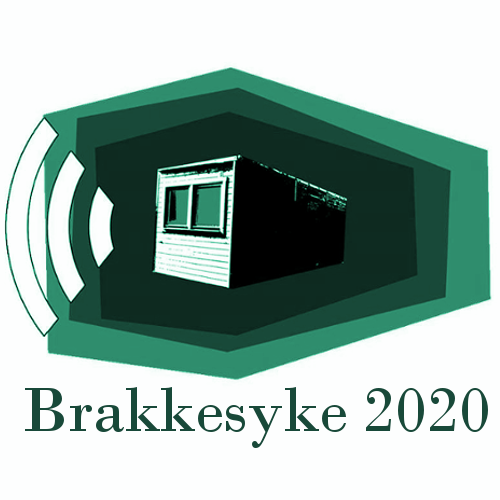 A small building with sound waves coming out of it. The text "Brakkesyke 2020" is written underneath. Logo.