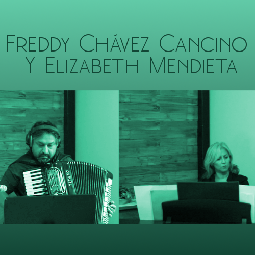 En mann som spiller trekkspill og en kvinne bak en skjerm med teksten "Freddy Chavez Cancino Y Elisabeth Mendieta". Foto.