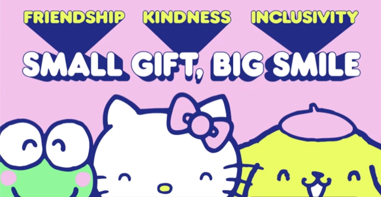 Bilde av Hello Kitty med teksten "small gift, big smile" over.