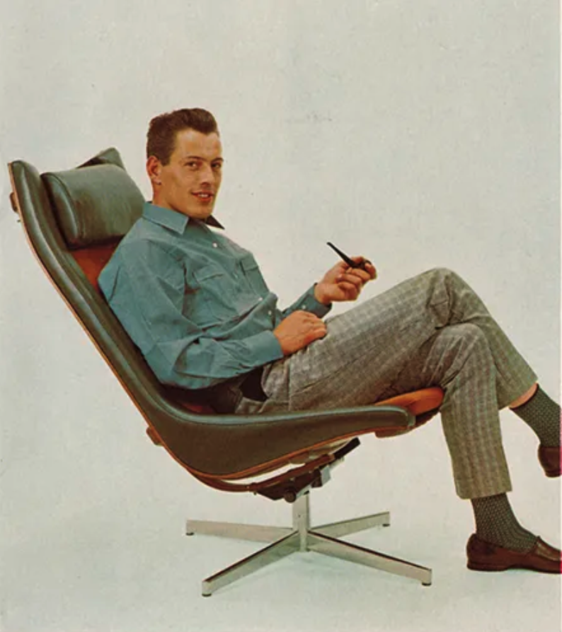 Bildet kan inneholde: komfort, stol, erme, briller, runde.