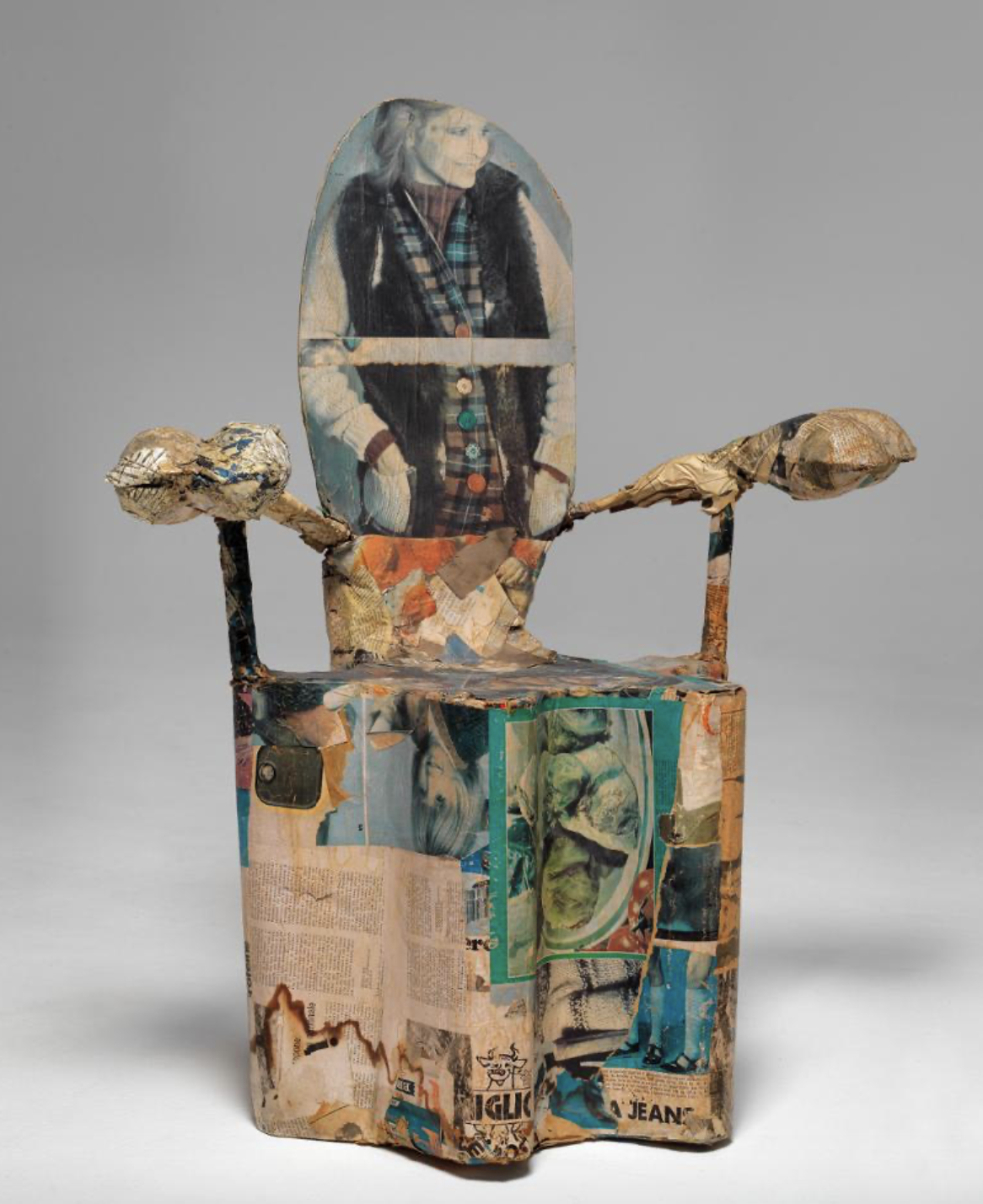 Bildet kan inneholde: tre, kunst, skulptur, serveringsutstyr, stol.