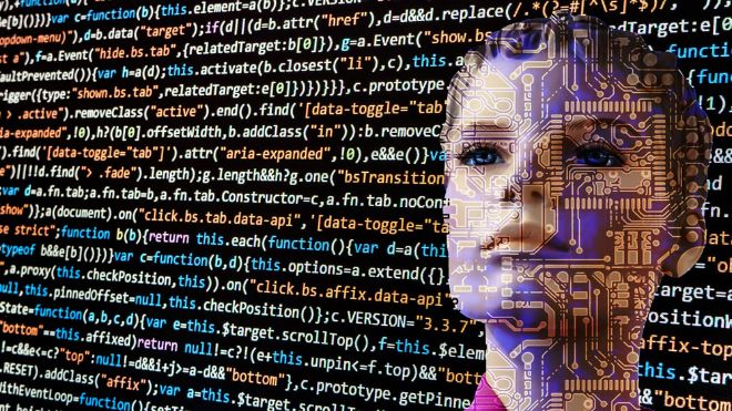 En strøm av programmeringskoder foran et ansikt av en kvinnelig android.
