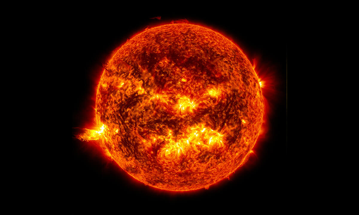 Bildet kan inneholde: rav, oransje, astronomisk objekt, sol, varme.