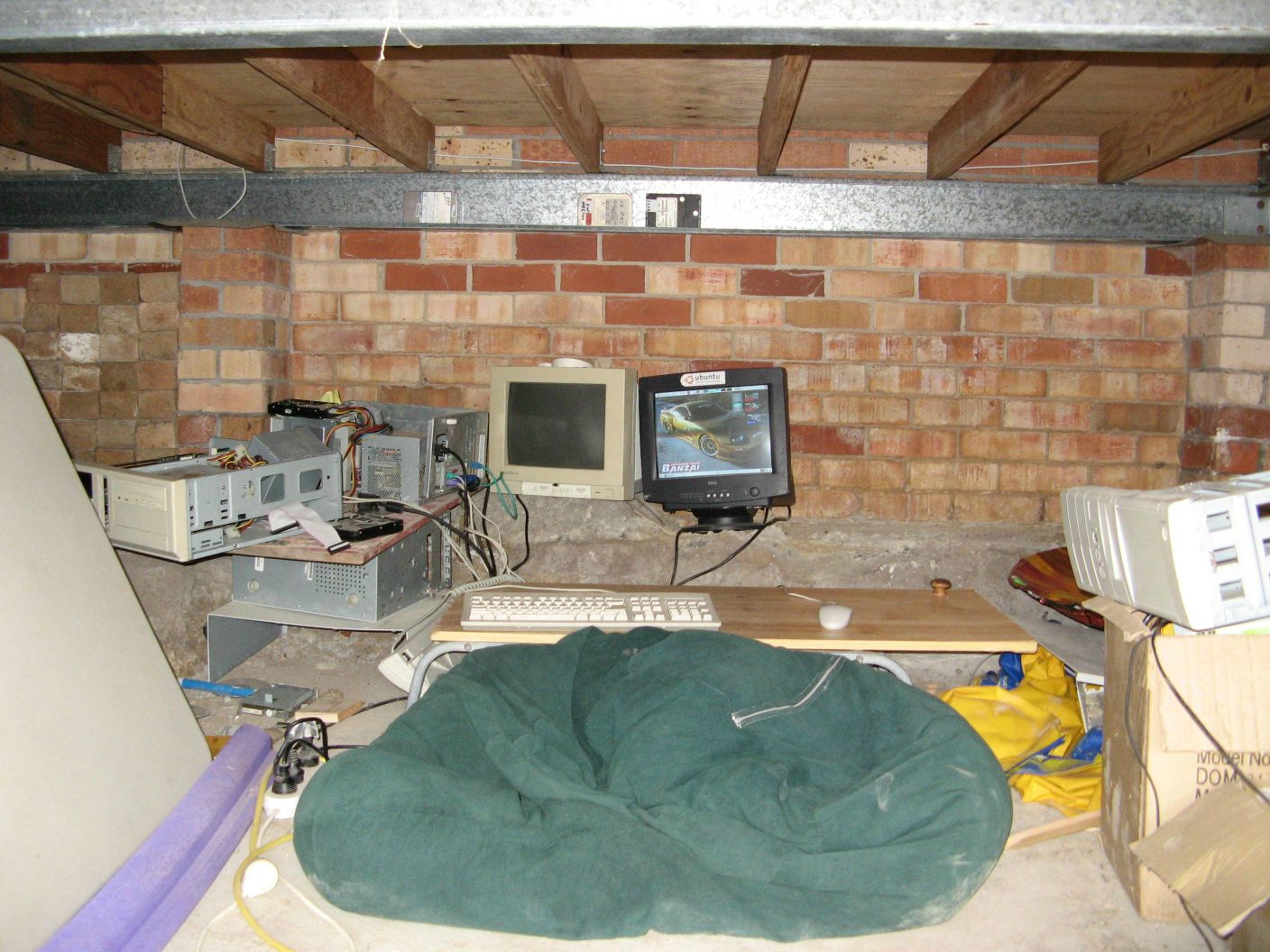 Bildet kan inneholde: bygning, eiendom, datamaskin, tre, komfort.