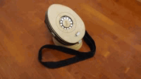 Bevegelig bilde av prototypen. En bærbard gjenstand laget av tre, formet litt som et egg, med en LED-ring i midten.