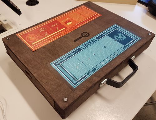 Bilde som viser prototypen brunmalt og med et håndtak slik at den likner mer på en koffert.