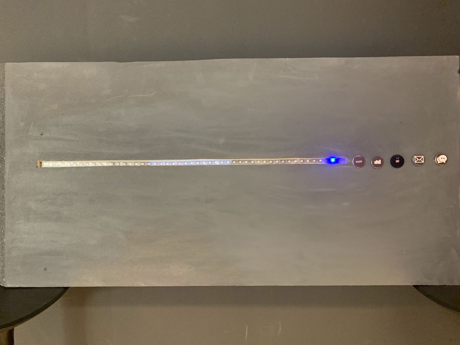 Bilde av artefakten iRo. På bilden ser man at EMDR-lyset er på, så det er et punkt på lys-stripen som er lyst opp.