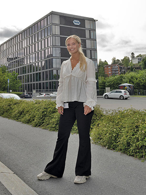 Anne-Linn Bjerke foran kontorbygningen til Roche