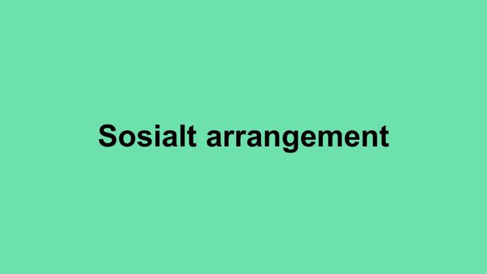 Grønn plansje med teksten "Sosialt arrangement". 