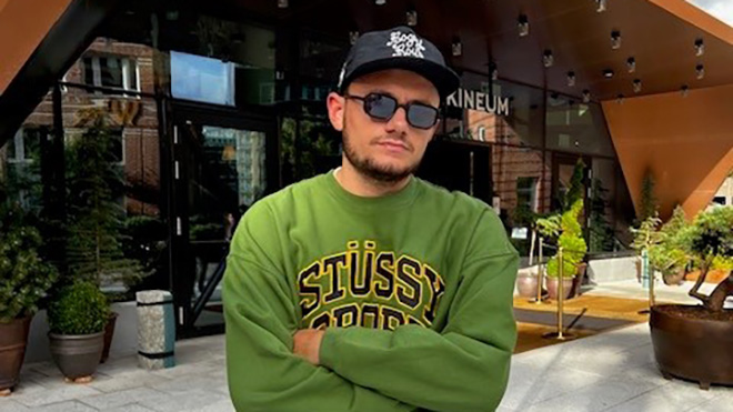 Bilde av intervjuobjekt ikledd grønn genser, solbriller og caps