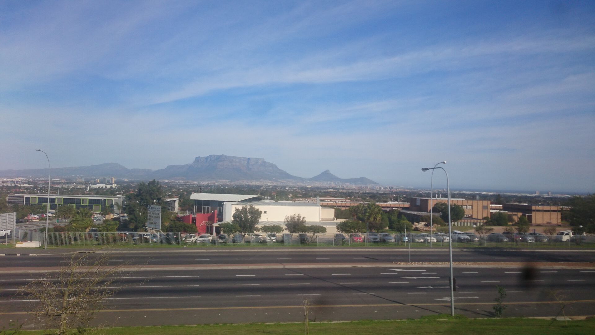 Motorveien fremst i bildet med Table Mountain i bakgrunnen