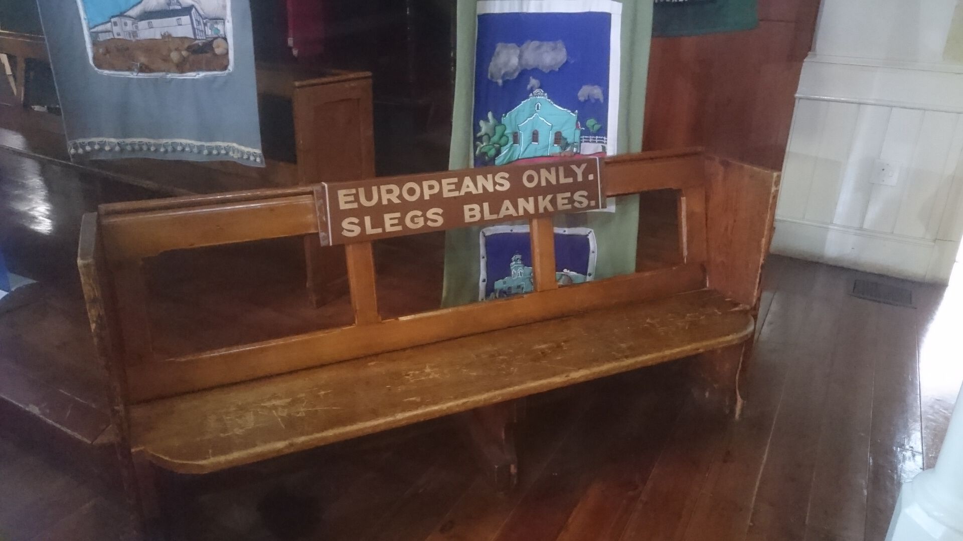 En benk brukt under apartheid med teksten Europeans only