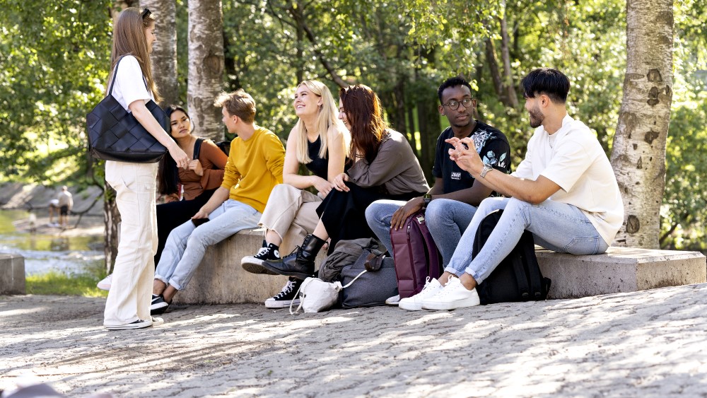 Illustrasjonsfoto av studentliv i Oslo, studenter som sitter på en benk utendørs