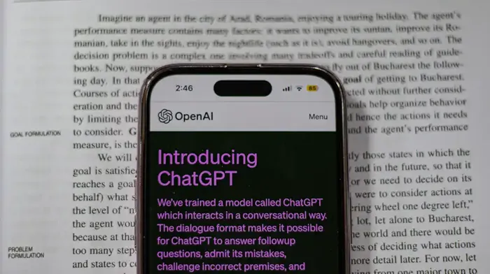 bilde av mobiltelefon med forsiden av ChatGPT