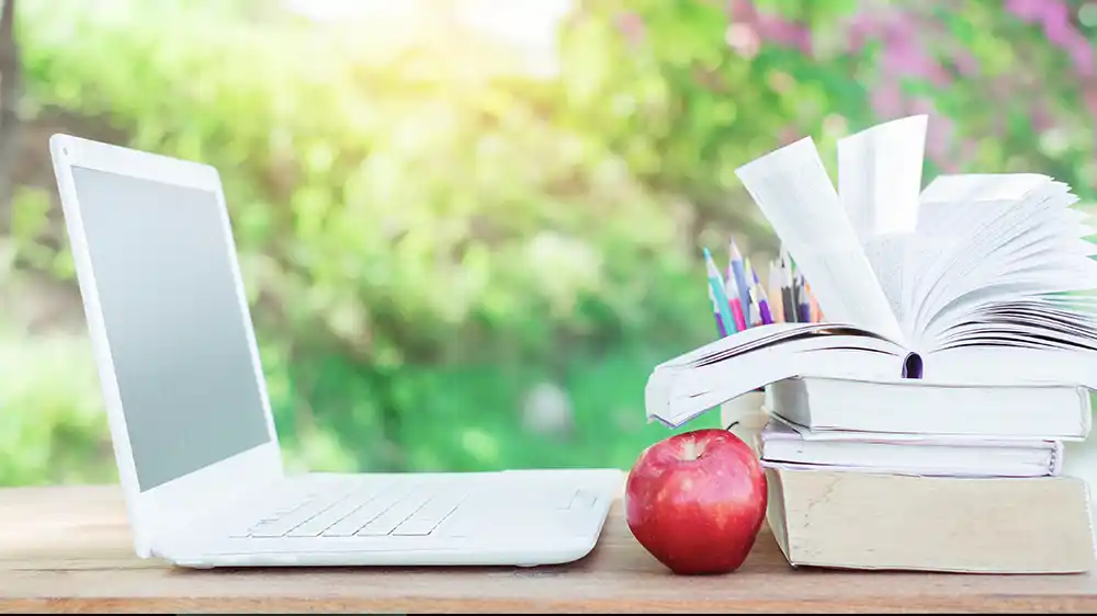 Illustrasjon. Bilde av laptop, rødt eple og en stabel med bøker. 