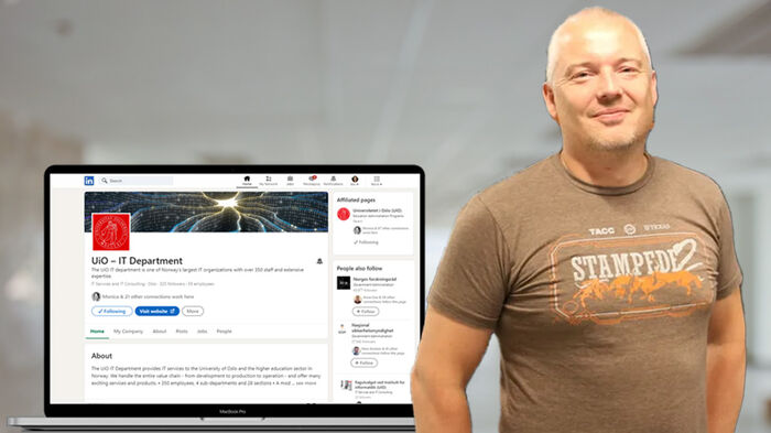 Gard Thomassen foran en dataskjerm med IT-avdelingens LinkedIn-konto på