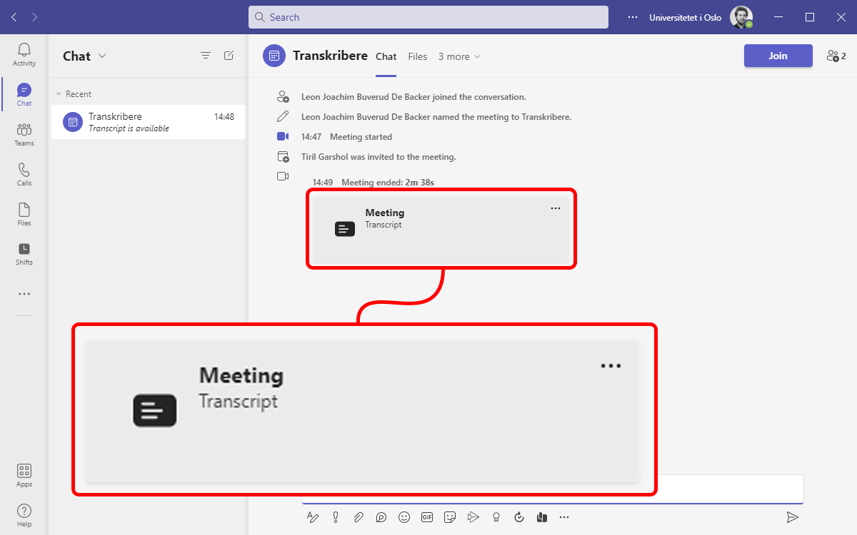 I Microsoft Teams under "Chat" er det en gruppesamtale fra videomøte satt opp i Outlook. under "chat" for gruppesamtalen er det en transkriberingsfil med tre prikker øverst til høyre